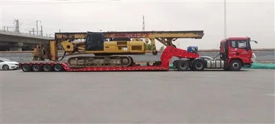 Reboque de plataforma baixa multieixos com carga útil de 60 toneladas com 2 linhas e 4 eixos